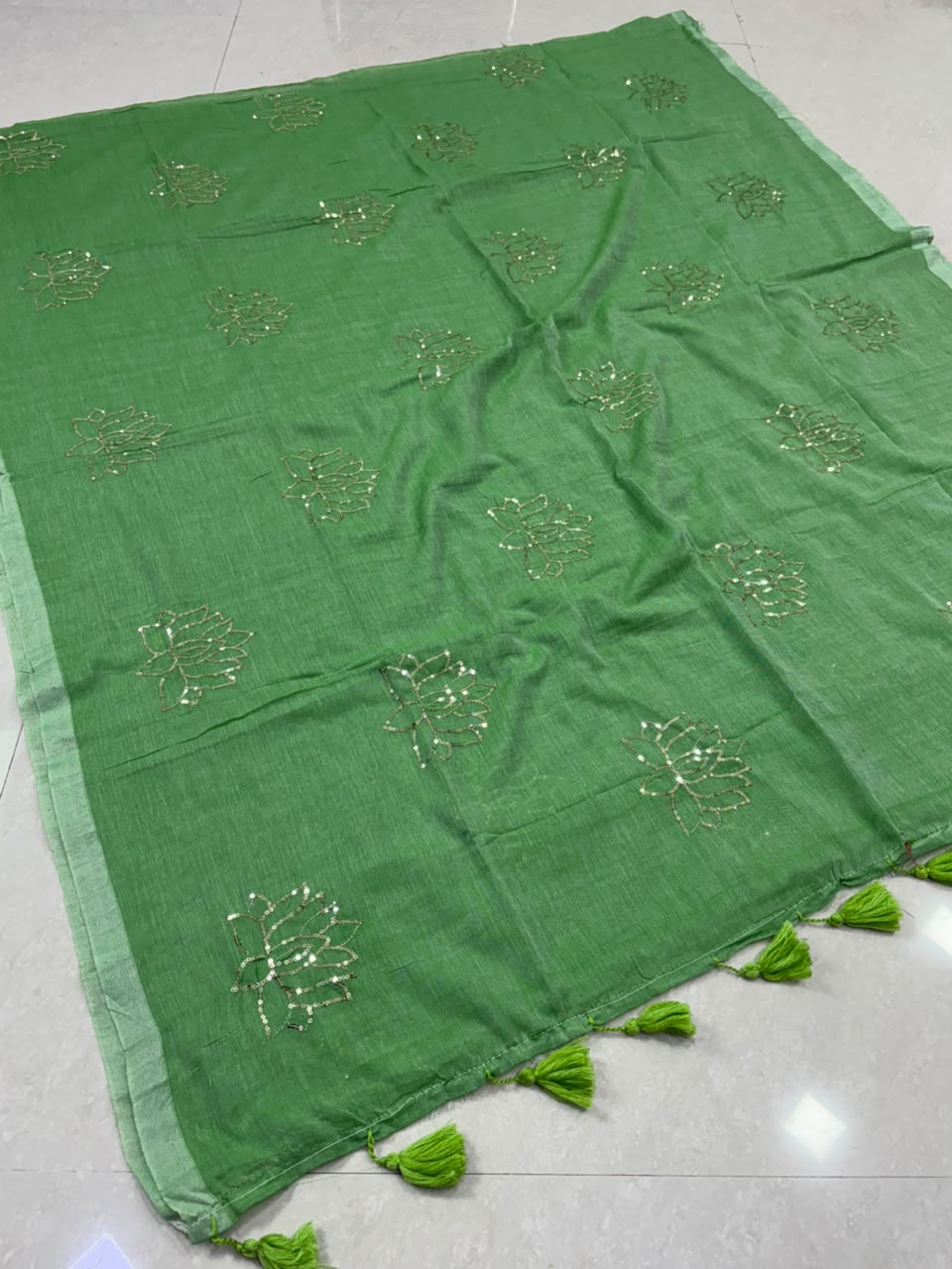 SS8226 Mul Cotton Lotus Sequins Saree