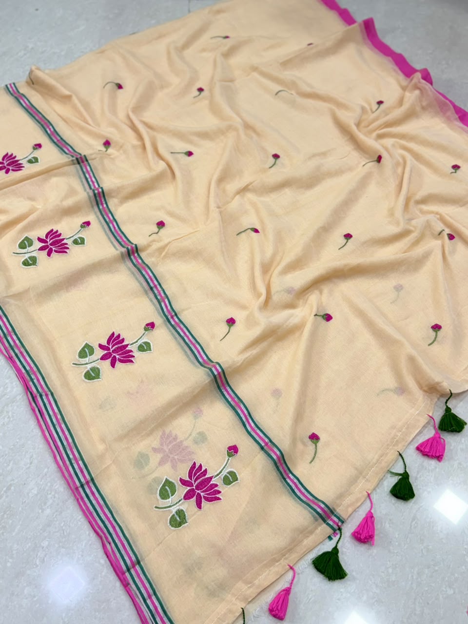 SS8095 Mul Cotton Lotus design Saree