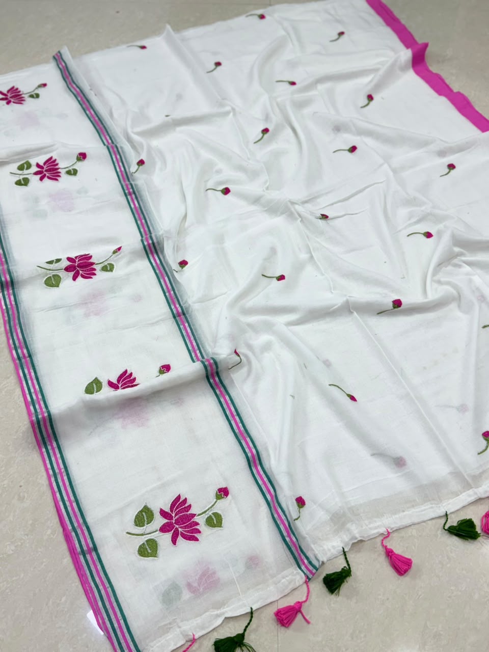 SS8091 Mul Cotton Lotus design Saree