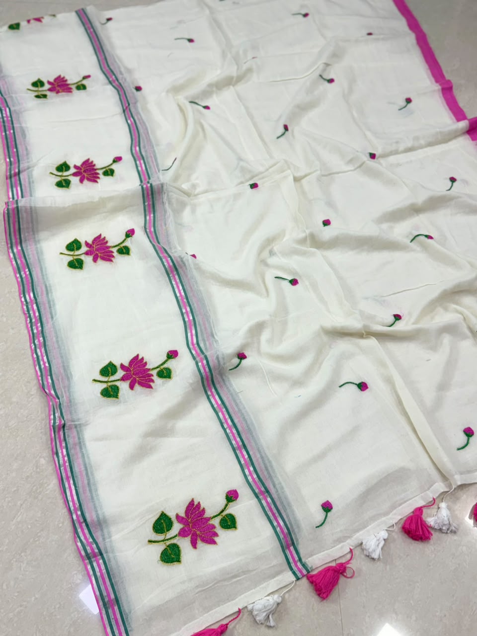 SS8088 Mul Cotton Lotus design Saree