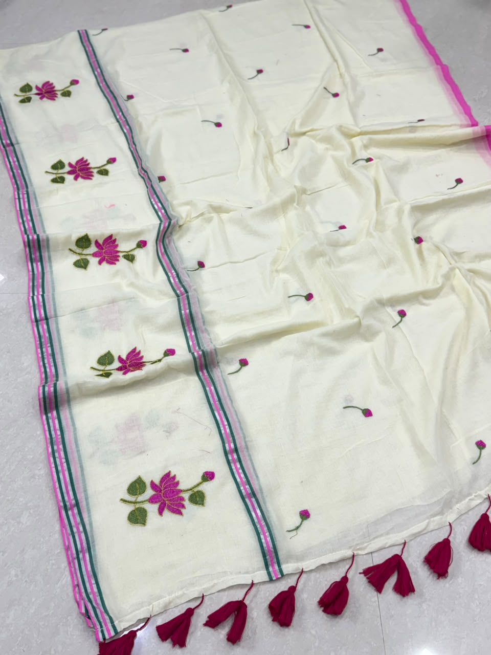 SS8089 Mul Cotton Lotus design Saree