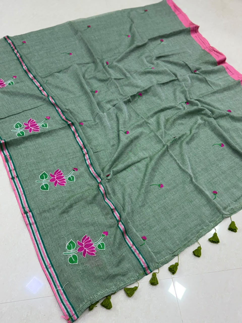 SS8079 Mul Cotton Lotus design Saree