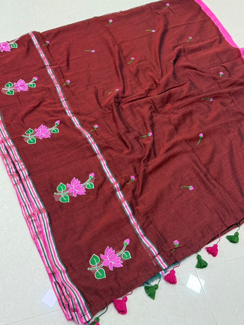 SS8100 Mul Cotton Lotus design Saree