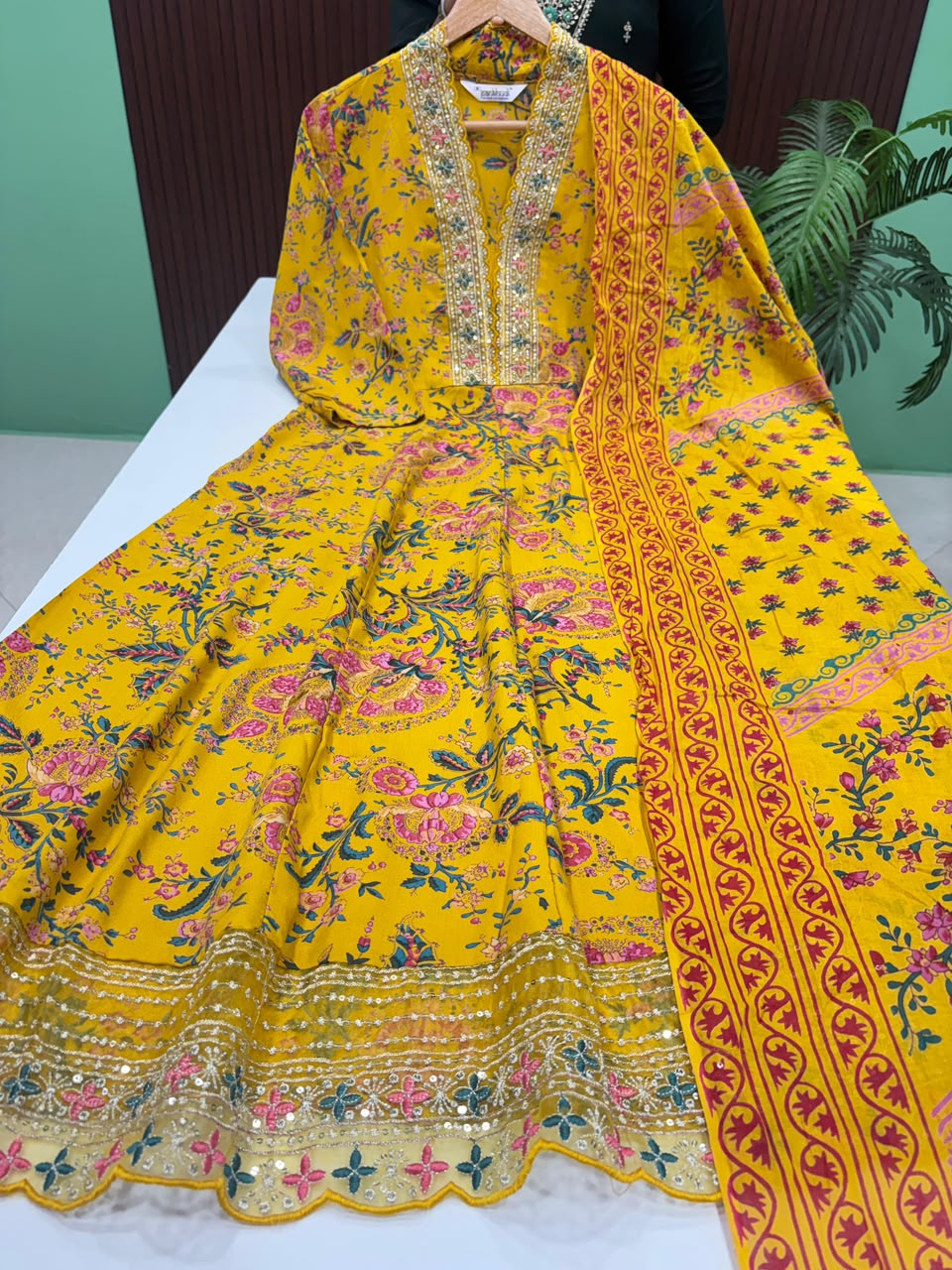 SS8586 Trendy V neck Collar Anarkali with Dupatta Set